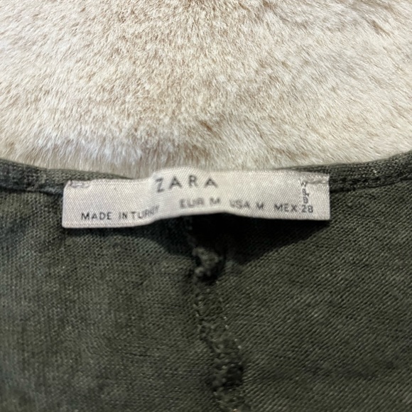 Zara green with gold shimmer T with back twist and cut outs. Size M - Picture 4 of 5